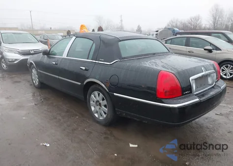 2007 Lincoln Town Car Designer Series z USA, uszkodzony, nr VIN 1LNHM83V47Y613582